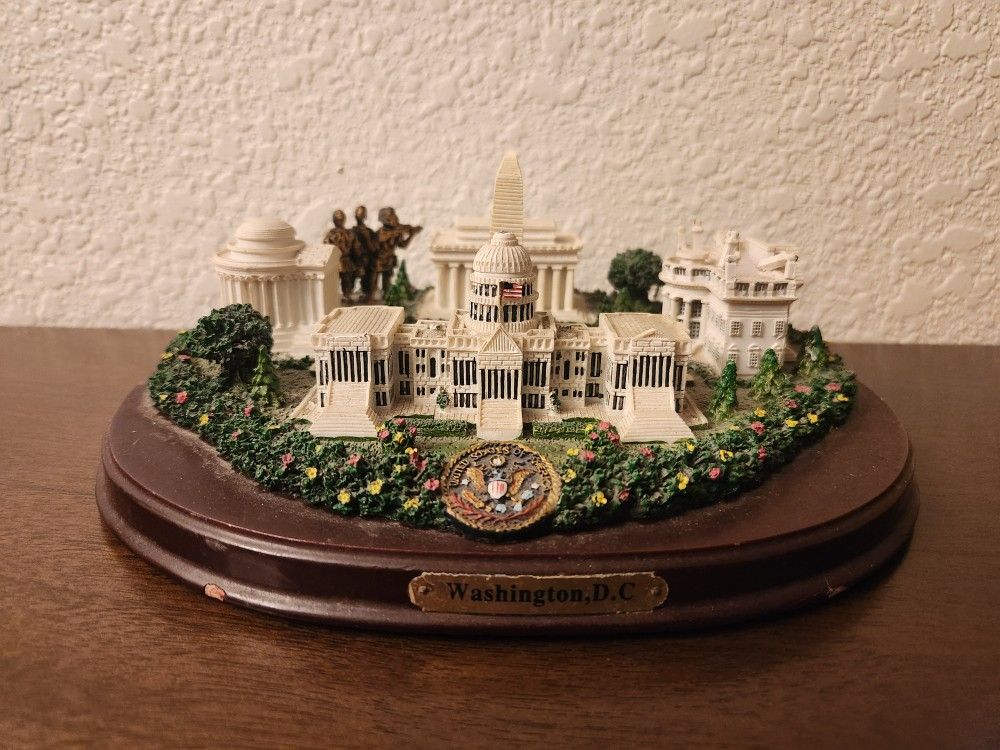 OVAL WASHINGTON D.C MONUMENT DESK STATUE, 9" BY 8", WHITE HOUSE