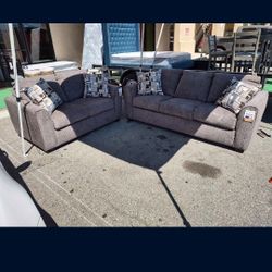 Brand New 2 Pcs Sofa & Love Seat
Great Quality Comfort Companny 
Made In USA
Fabric In Grey Or Brown
2 Pillows Included
$879
FREE LOCAL DELIVERY & SET