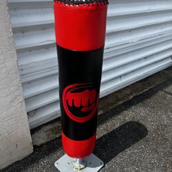 50” Kid’s MMA Boxing Training Free Stand Punching Bag! Good condition! Has suctions cups that stick to floor! 
