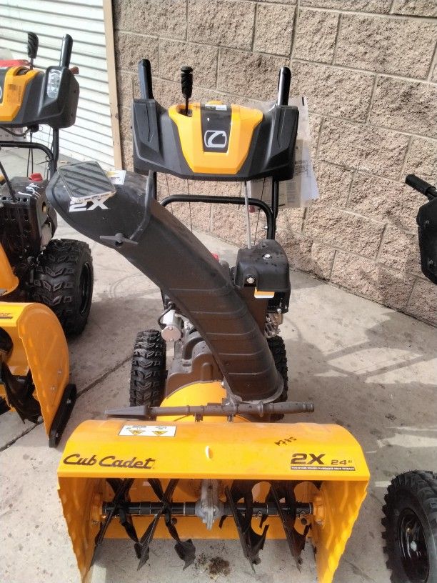 Cub Cadet 2X 24in Snow Blower 243cc 2 Stage OHV Gas
