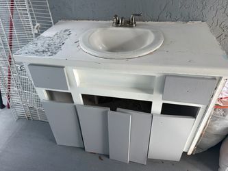 Free sink faucet and counter