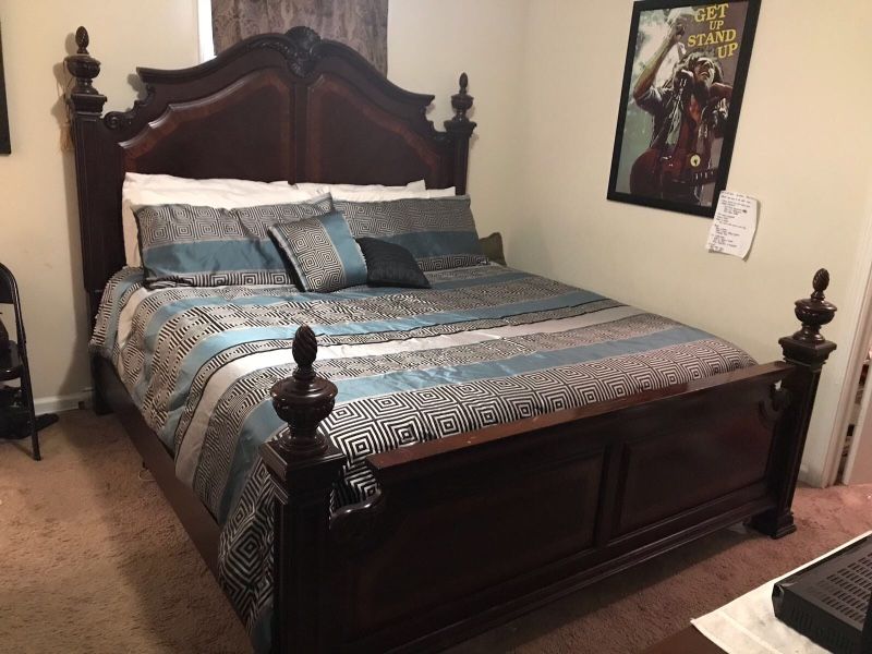 Cortinella Cherry 5 Pc King Poster Bedroom plus tv stand for sale