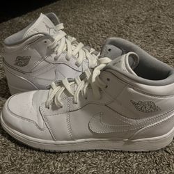 Nike Air Jordan  Sz 7 Youth (Women’s 8.5)