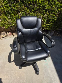 Black swivel desk chair