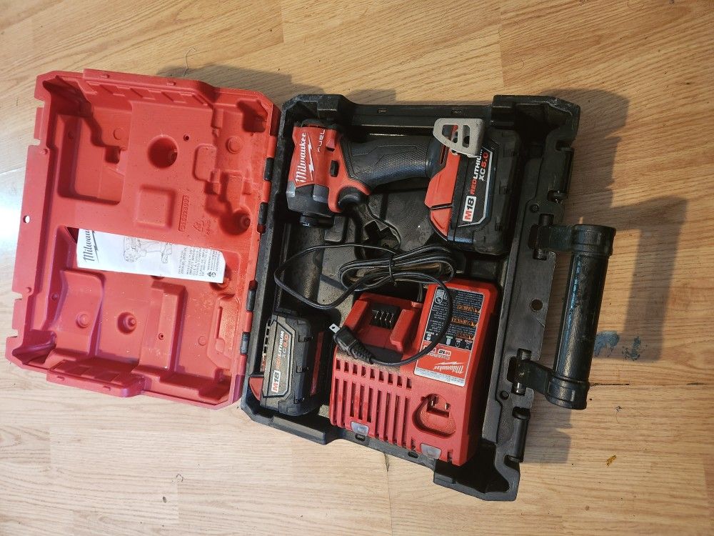 M18 Fuel Drill Impact Milwaukee 2 Bateries, Case And Charger
