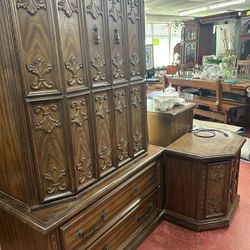 Elegant dresser set with mirror