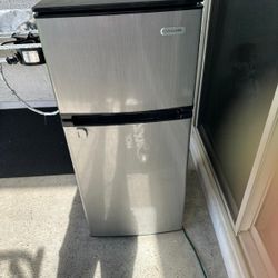 Vissani Mini Refrigerator 4ft