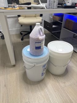 Detergente and suavizante