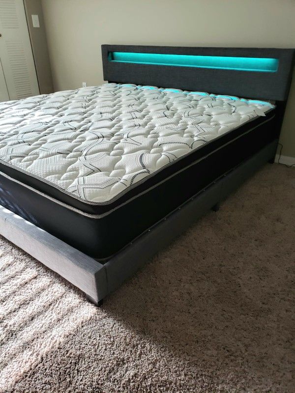 NEW KING-SIZE PILLOW TOP MATTRESS AND BOX SPRING 🆕️