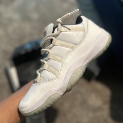 Jordan 11 low Legend Blue