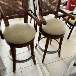 Dos Bellas Banquetas Pura Madera Sólida Y Tapizadas En Excelentes Condiciones 