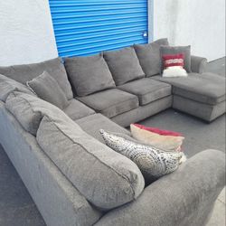 Modern sectional couch gray, very clean 👌