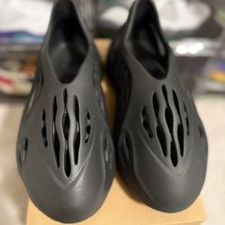 Yeezy RNNR Onyx sz 11