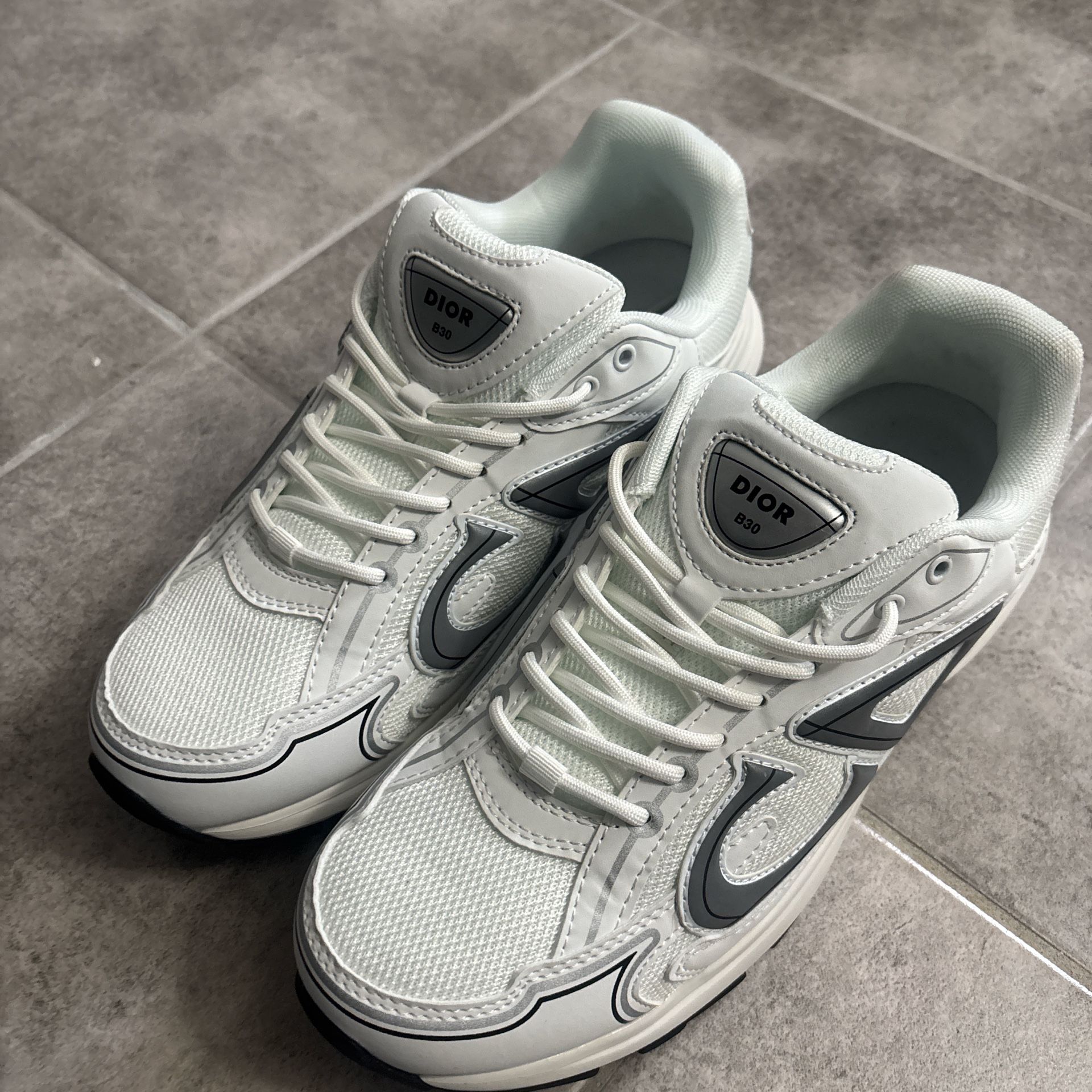 (SEND OFFERS)Dior B30