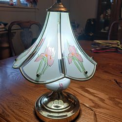 Super NICE LOOKING VINTAGE TABLE LAMP WITH BRASS AND  ROSES 