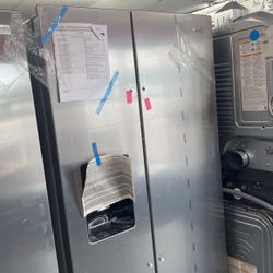 New Scratch And Dent Whirlpool 24.8 Cu Ft Stainless Steel Side By Side Fridge. 1 Year Warranty 