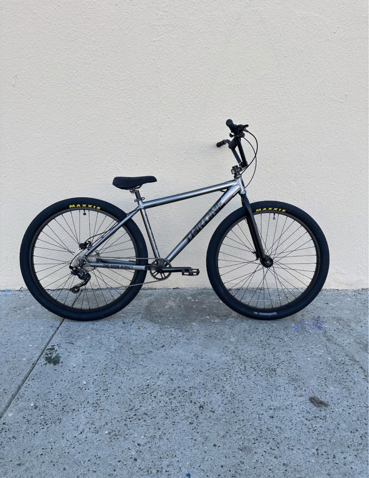 Brand New Throne The Goon Runner Gray 10 Speed.