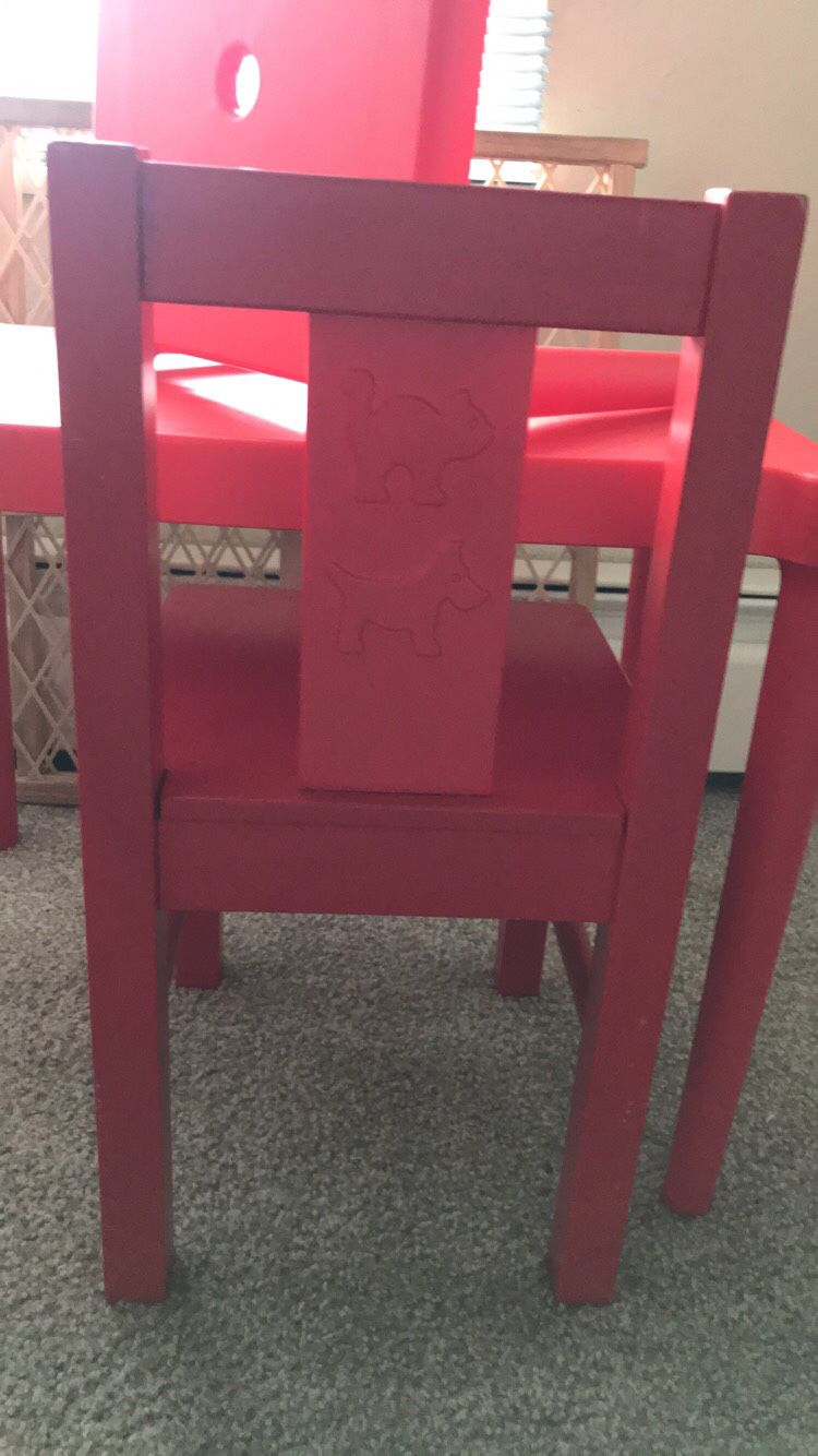 Little kids table and chairs