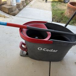  O  Cedar Mop -  Includes 3 NEW Mop heads FIRM PRICE