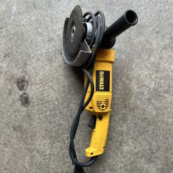 DEWALT Angle Grinder, 7-Inch, 13-Amp, 8,000 RPM, With Dust Ejection System, Corded (DW840), Yellow, 