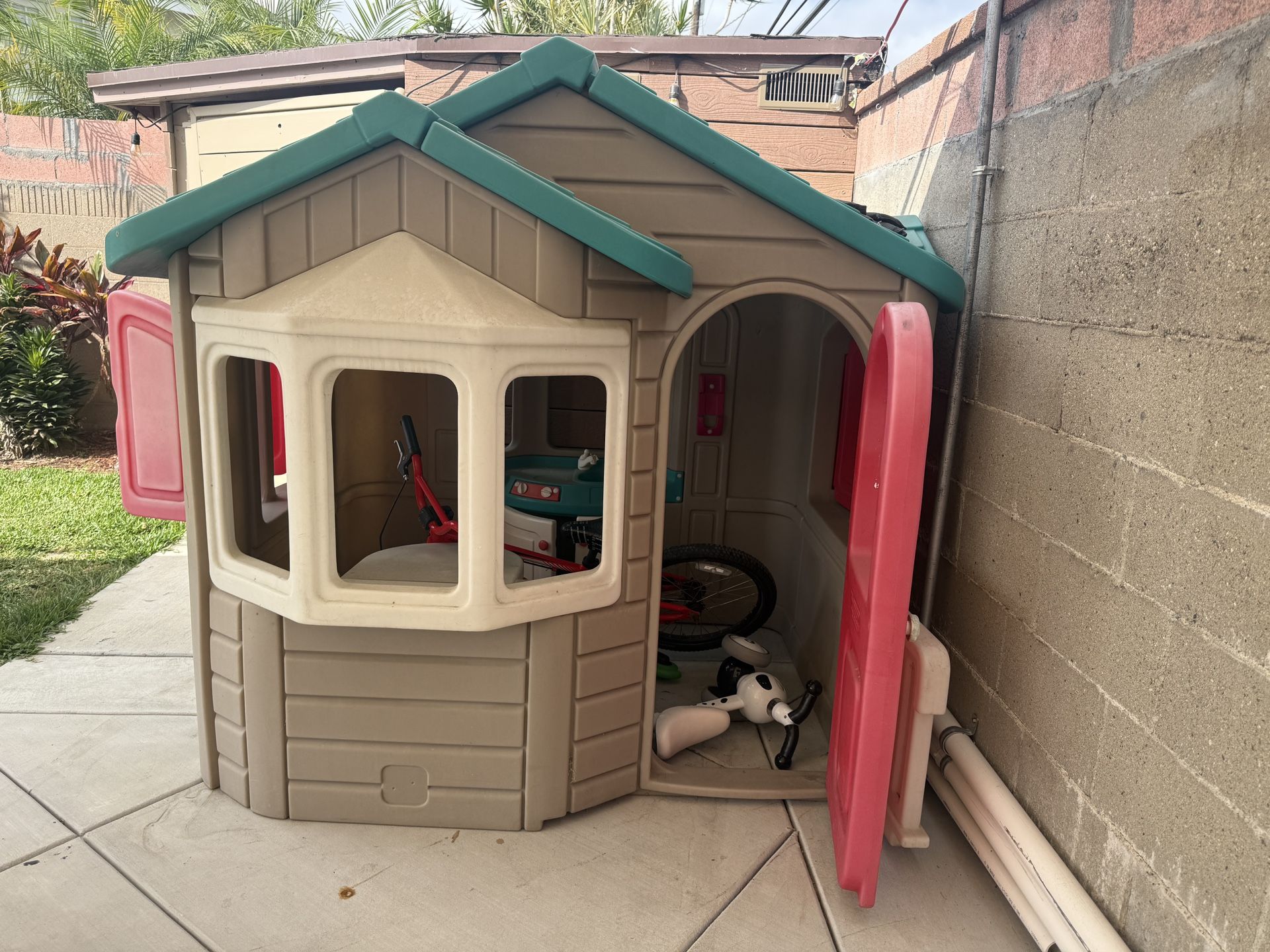 Play House. In Ok Condition