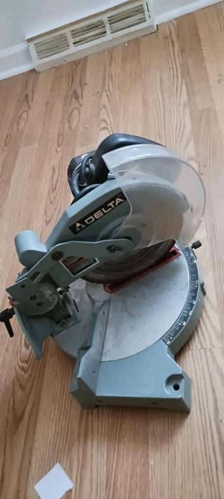 Delta 81/4" Compound Miter Saw