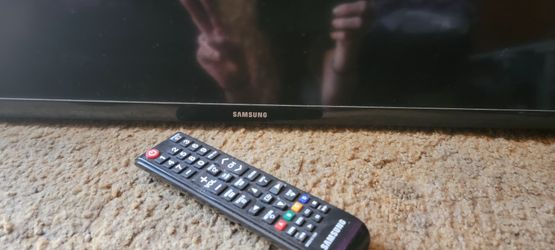 SAMSUNG SMART TV W/REMOTE