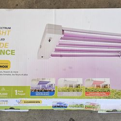 Felt Electric $125 OBO 2 Ft. Adjustable Spectrum GROWLIGHT Set of 2