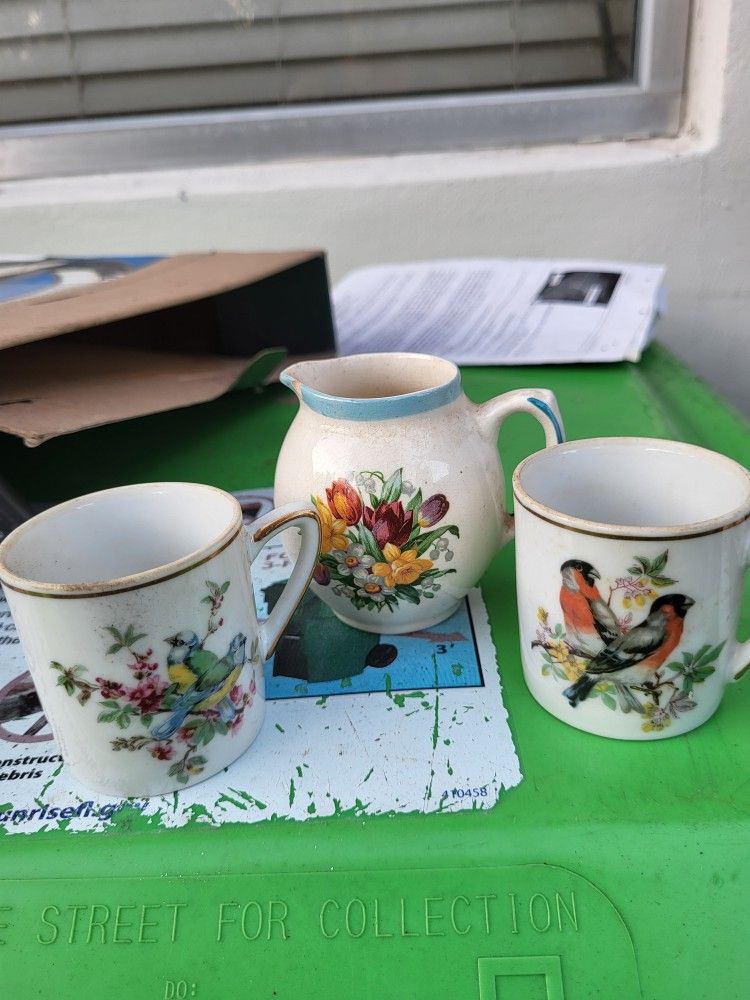 A LOT OF CERAMIC PIECES