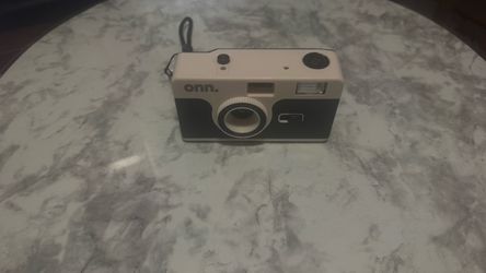On Focus Reusable 35mm Camera White/Black