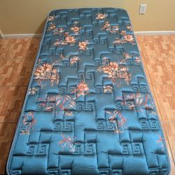 Bassett Tw,in mat,tress 9 inches pillowtop, medium firm. And box spri,ng. 
