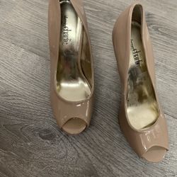 Heels , Size 7 , Price : 5