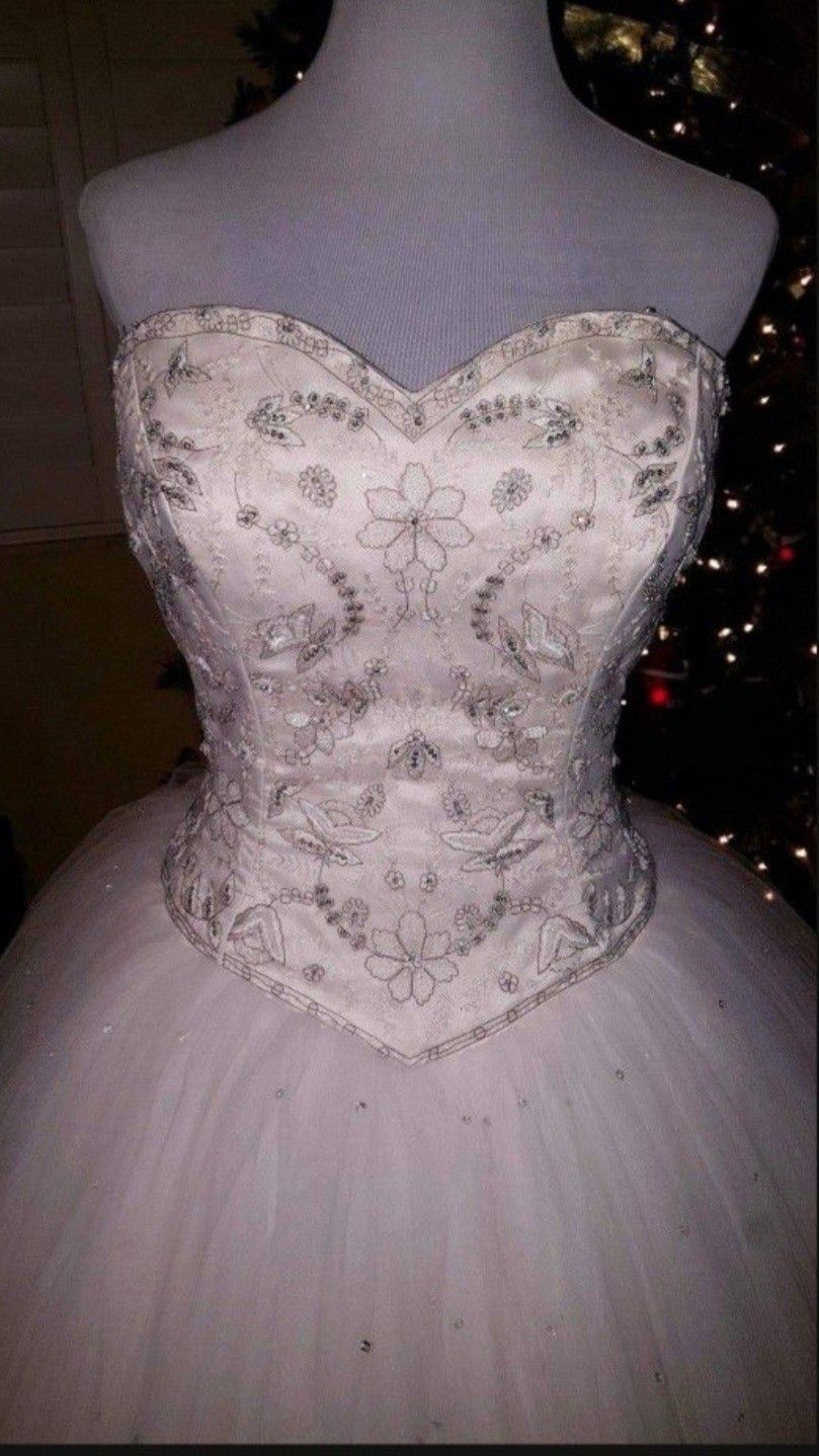 Gorgeous Lazaro Cinderella Style Wedding Dress Sz 2 Great Condition. Crystal & sequin bodice sweetheart neckline. Retail originally $4599 π