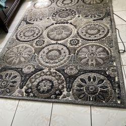 Middle Carpet Very Clean. No Pet No Smoking. 100/ Cotten.