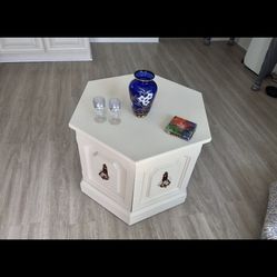 Beautiful Coffee Table. 