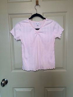 Baby pink short-sleeves top with a scrunge at the chest