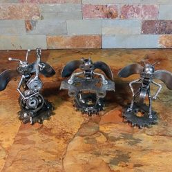 Metal Art Decor • 3- Bundle Of Ant Musicians • 1- Drum Player • 1-Keyboard Player • 1- Cello Player • Created From Nuts , Bolts , & Washers. 

B-2
