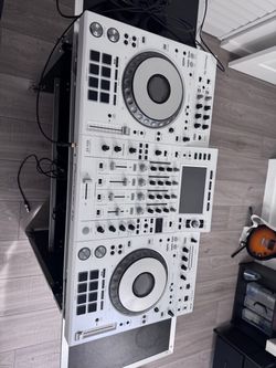 Pioneer XDJ-XZ-W with stand & cables