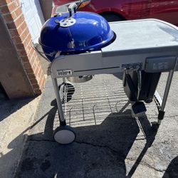 Performer Deluxe 22-inch Charcoal BBQ in Green with Steel Cart