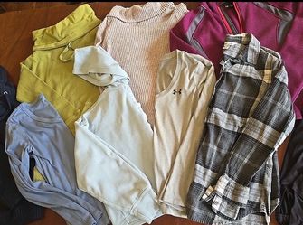 Women’s clothing / sizes med to large - 6 bags full