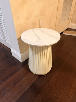 Side Table / Mesita 