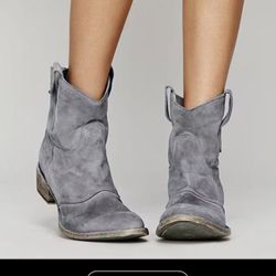 9 1/2 Woman’s Low Boots/new