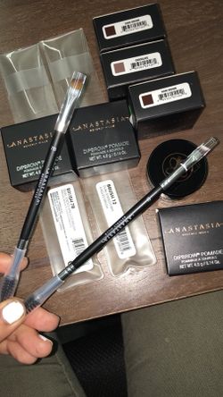 AUTHENTIC BRUSHES AND DIP BROW