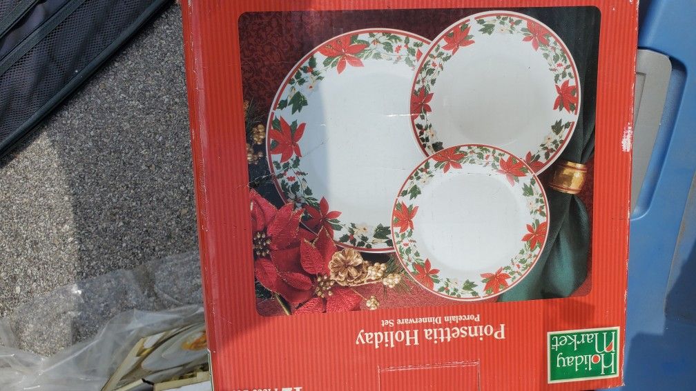 Holiday Market Poinsettia Dinnerware Set