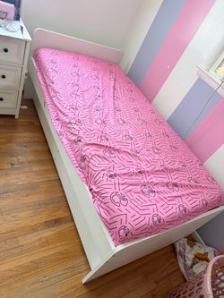 Twin size bed in mattress