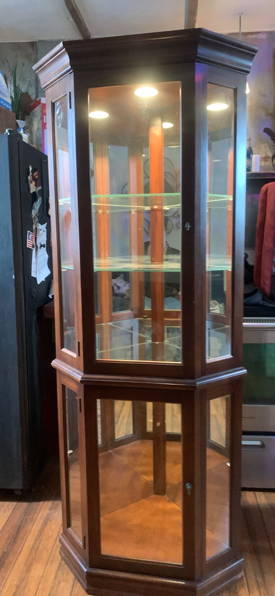 Nice Carrio cabinet, glass shelves, LED lights