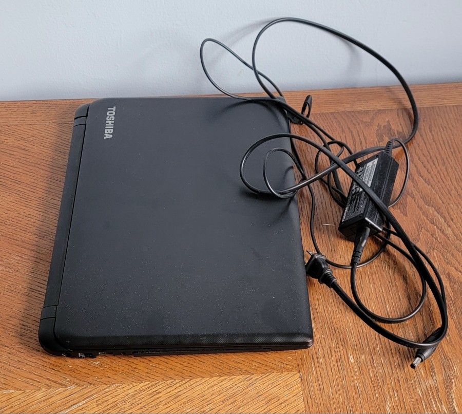 Toshiba Laptop (Used) Windows 10 READ FULL DESCRIPTION