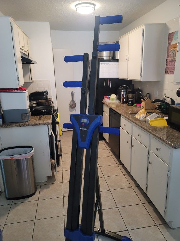 VERTICAL CLIMBER FOR HOME GYM!!! NEW IN BOX!
ESCALADORA VERTICAL NUEVA EN CAJA!