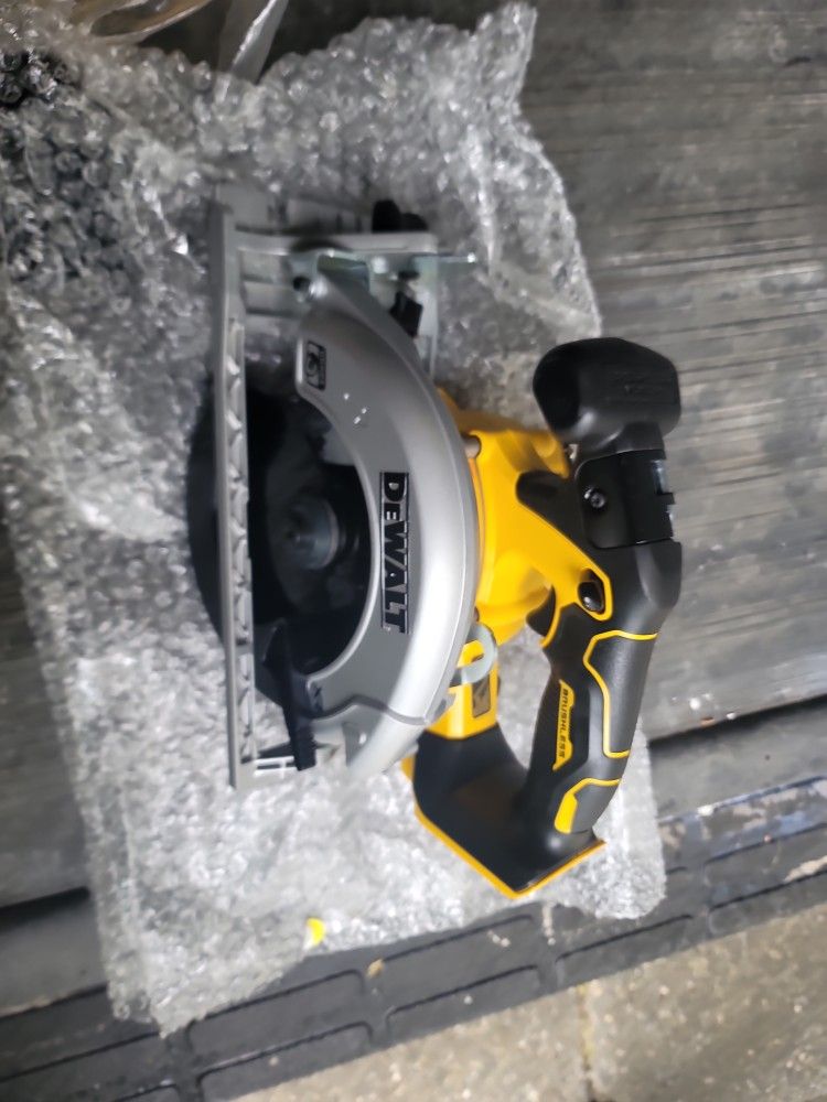DEWALT 20VMAX XR BRUSHLESS 6-1/2"(165MM) CORDLESS CIRCULAR SAW NEW (TOOL ONLY)