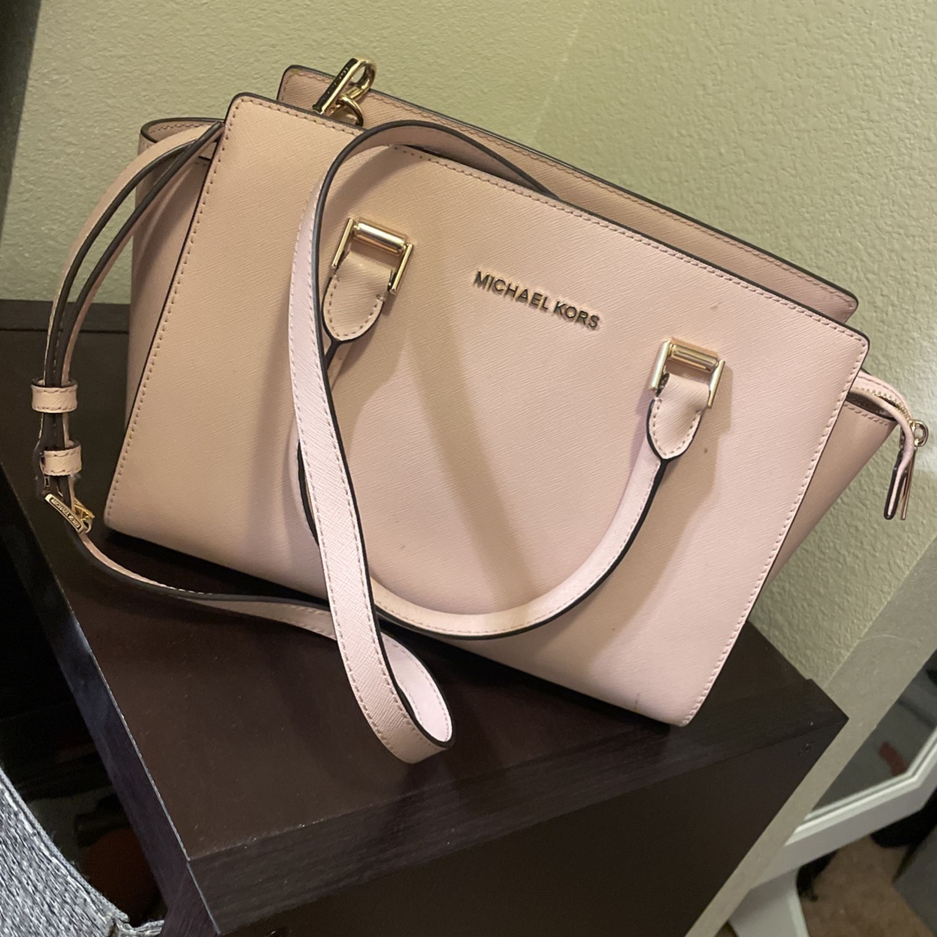 Michael Kors Cindy Dome Crossbody Bag for Sale in Arlington, TX - OfferUp